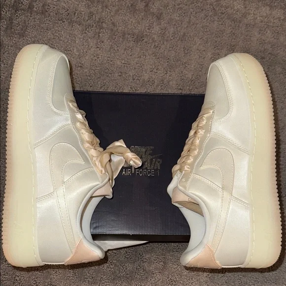 Nike WMNS Air Force 1 sneakers in Satin Color Sail-Barely Orange RARE Size 9! - Picture 6 of 16